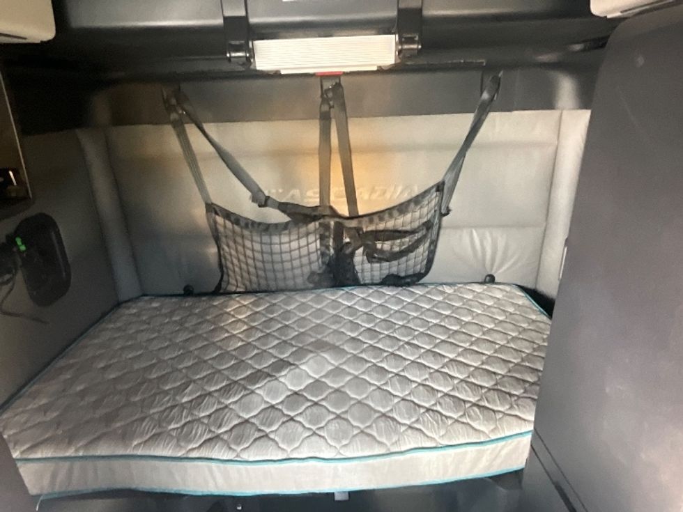 Sleeper Tractor-Heavy Duty Tractors-Freightliner-2022-T12664ST-Rockville-MD-410,508\n\t\tmiles-$ 70,750 - Image 16