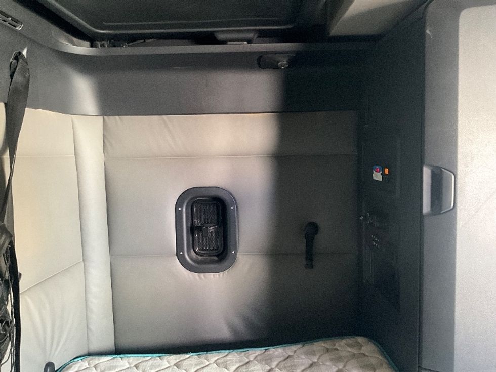 Sleeper Tractor-Heavy Duty Tractors-Freightliner-2022-T12664ST-Rockville-MD-410,508\n\t\tmiles-$ 70,750 - Image 18