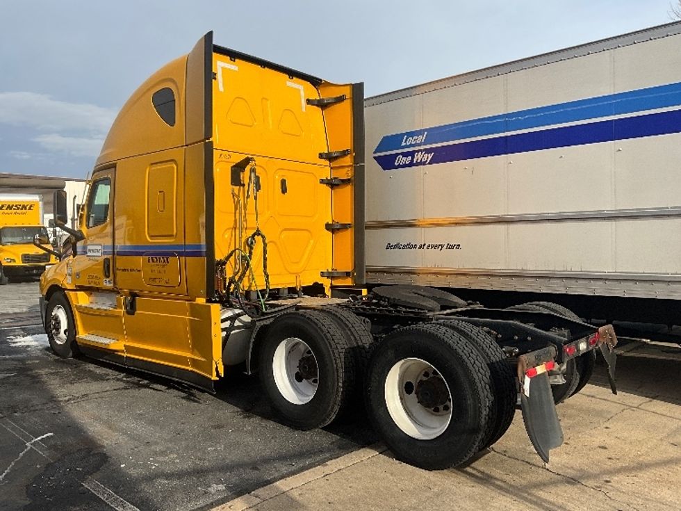 Sleeper Tractor-Heavy Duty Tractors-Freightliner-2022-T12664ST-Rockville-MD-410,508\n\t\tmiles-$ 70,750 - Image 5
