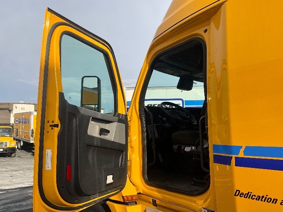 Sleeper Tractor-Heavy Duty Tractors-Freightliner-2022-T12664ST-Rockville-MD-410,508\n\t\tmiles-$ 70,750 - Image 9