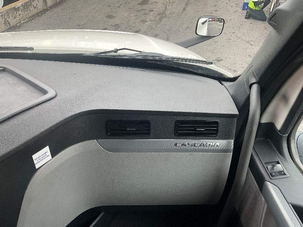 Sleeper Tractor-Heavy Duty Tractors-Freightliner-2022-T12664ST-Rockville-MD-469,632\n\t\tmiles-$ 72,750 - Image 13