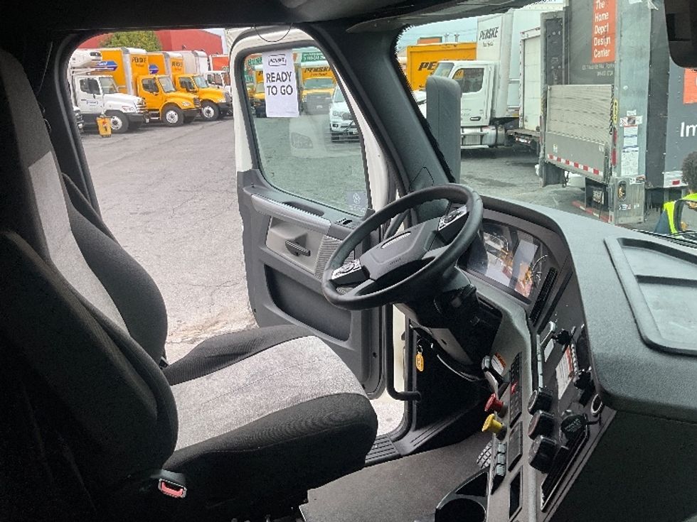 Sleeper Tractor-Heavy Duty Tractors-Freightliner-2022-T12664ST-Rockville-MD-469,632\n\t\tmiles-$ 72,750 - Image 14