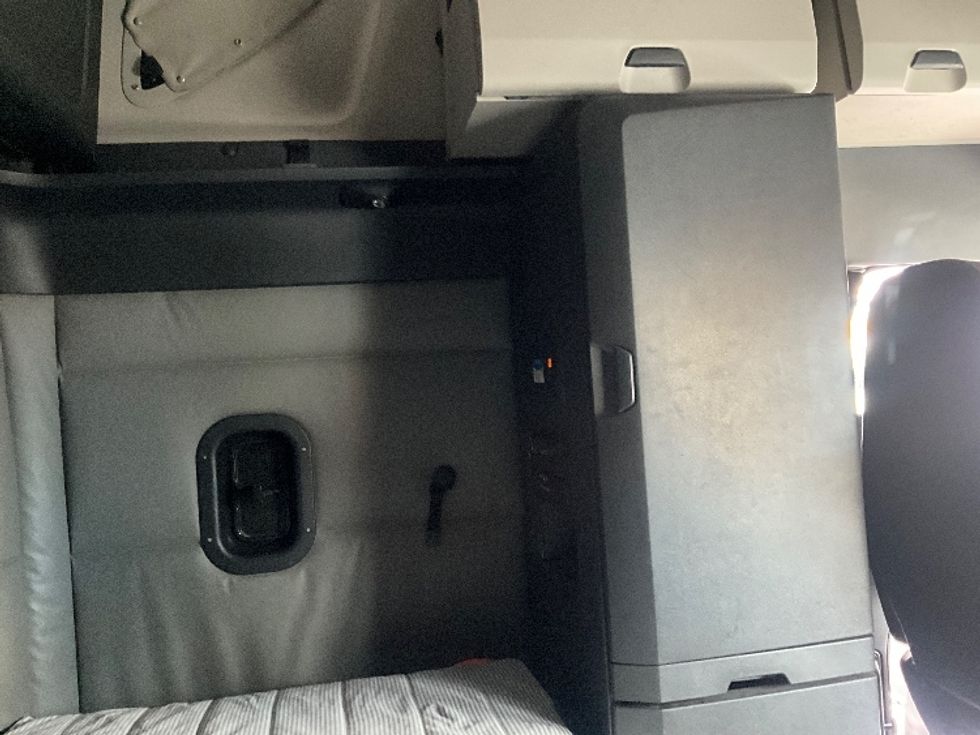 Sleeper Tractor-Heavy Duty Tractors-Freightliner-2022-T12664ST-Rockville-MD-469,632\n\t\tmiles-$ 72,750 - Image 17