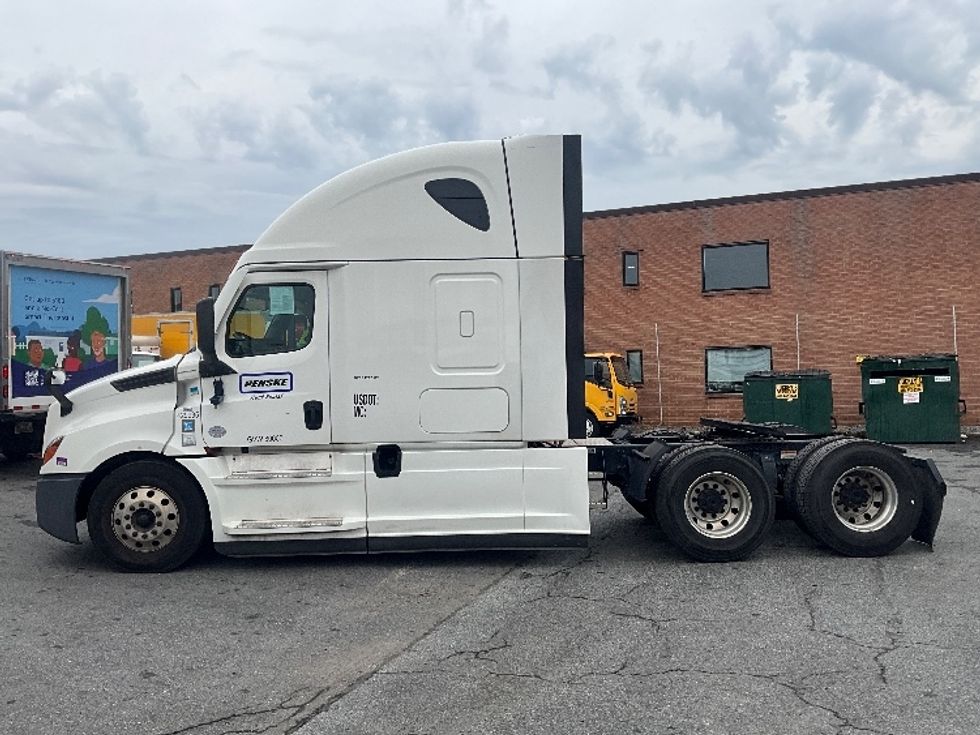Sleeper Tractor-Heavy Duty Tractors-Freightliner-2022-T12664ST-Rockville-MD-469,632\n\t\tmiles-$ 72,750 - Image 4