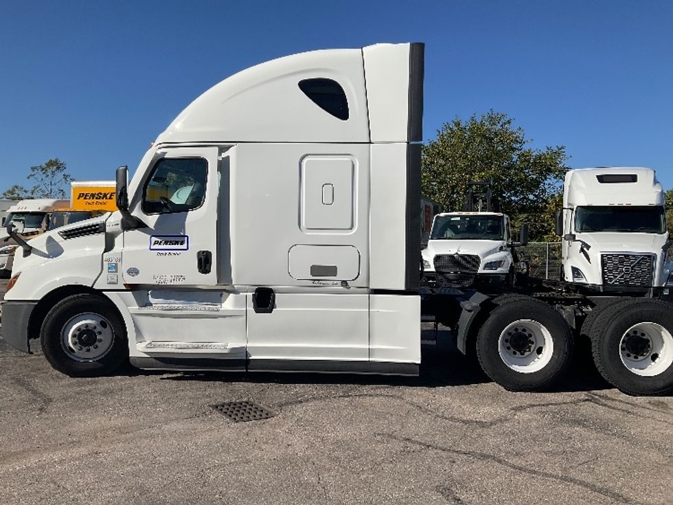 Sleeper Tractor-Heavy Duty Tractors-Freightliner-2022-T12664ST-Romulus-MI-397,399\n\t\tmiles-$ 77,250 - Image 4