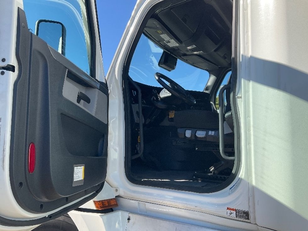 Sleeper Tractor-Heavy Duty Tractors-Freightliner-2022-T12664ST-Romulus-MI-397,399\n\t\tmiles-$ 77,250 - Image 9