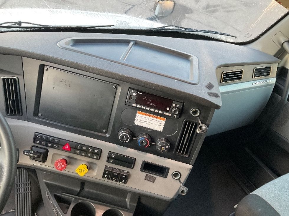 Sleeper Tractor-Heavy Duty Tractors-Freightliner-2022-T12664ST-Romulus-MI-405,653\n\t\tmiles-$ 78,000 - Image 12