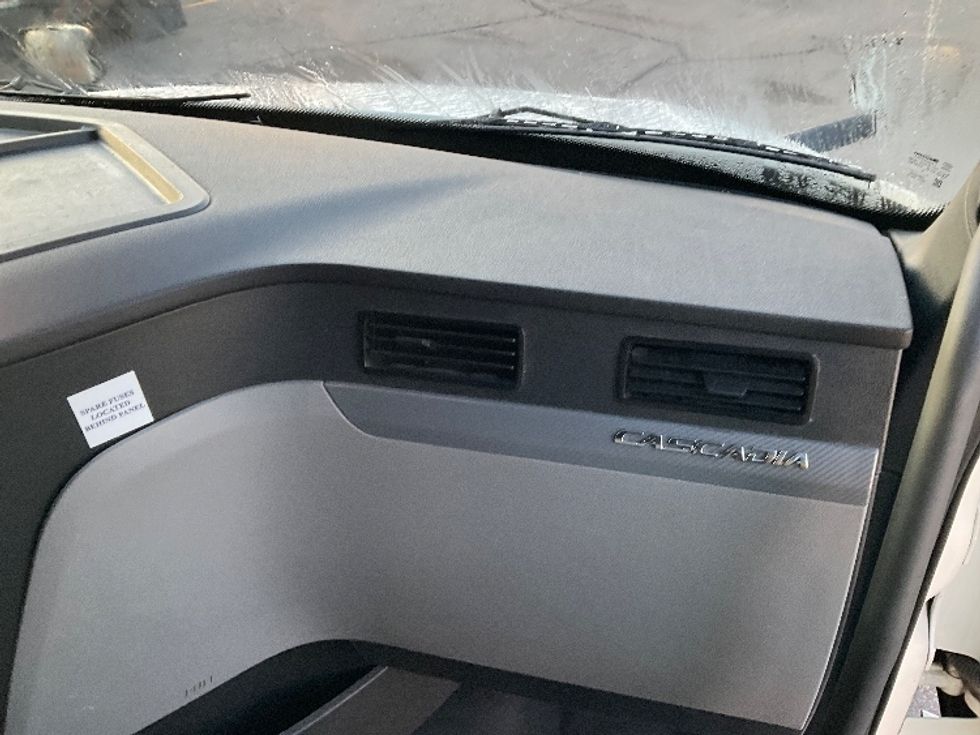 Sleeper Tractor-Heavy Duty Tractors-Freightliner-2022-T12664ST-Romulus-MI-405,653\n\t\tmiles-$ 78,000 - Image 14