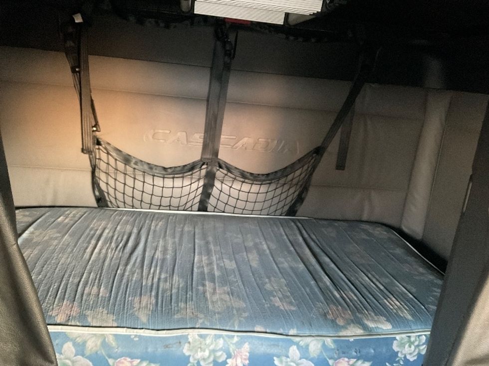 Sleeper Tractor-Heavy Duty Tractors-Freightliner-2022-T12664ST-Romulus-MI-405,653\n\t\tmiles-$ 78,000 - Image 16