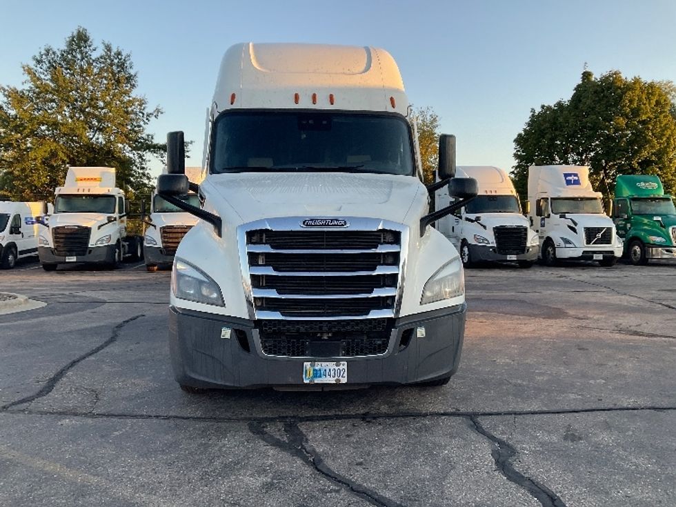 Sleeper Tractor-Heavy Duty Tractors-Freightliner-2022-T12664ST-Romulus-MI-405,653\n\t\tmiles-$ 78,000 - Image 2