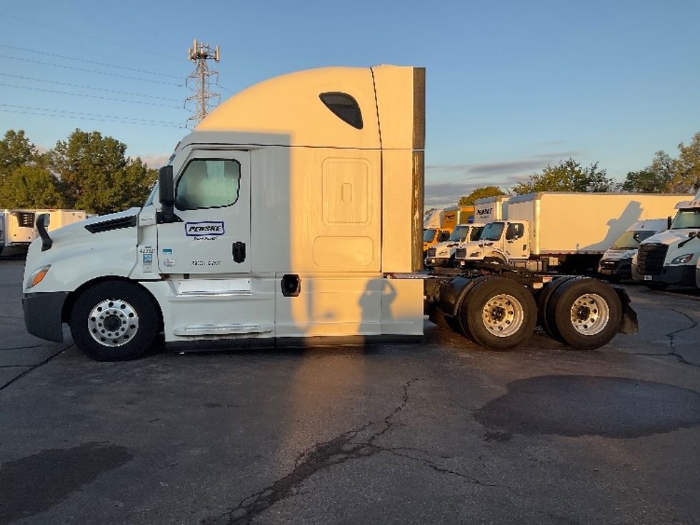 Sleeper Tractor-Heavy Duty Tractors-Freightliner-2022-T12664ST-Romulus-MI-405,653\n\t\tmiles-$ 78,000 - Image 4