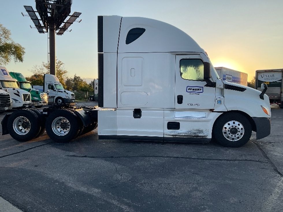 Sleeper Tractor-Heavy Duty Tractors-Freightliner-2022-T12664ST-Romulus-MI-405,653\n\t\tmiles-$ 78,000 - Image 8