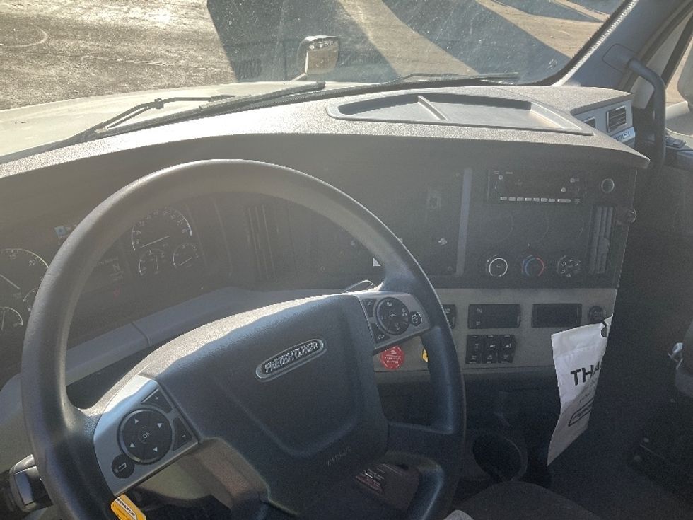 Sleeper Tractor-Heavy Duty Tractors-Freightliner-2022-T12664ST-Romulus-MI-520,903\n\t\tmiles-$ 65,750 - Image 10