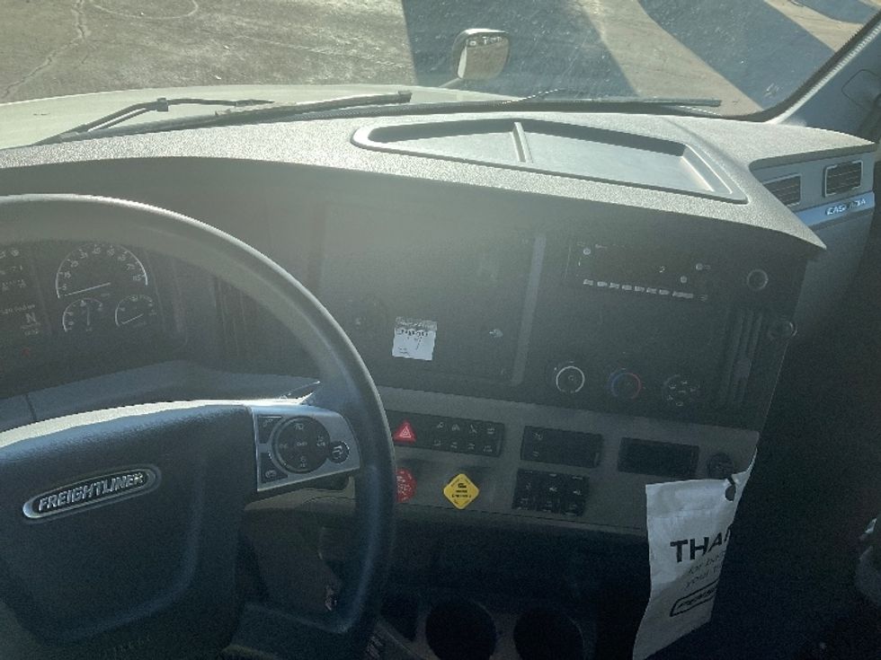 Sleeper Tractor-Heavy Duty Tractors-Freightliner-2022-T12664ST-Romulus-MI-520,903\n\t\tmiles-$ 65,750 - Image 11