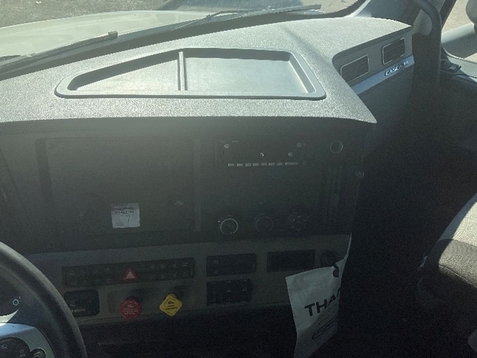 Sleeper Tractor-Heavy Duty Tractors-Freightliner-2022-T12664ST-Romulus-MI-520,903\n\t\tmiles-$ 65,750 - Image 12