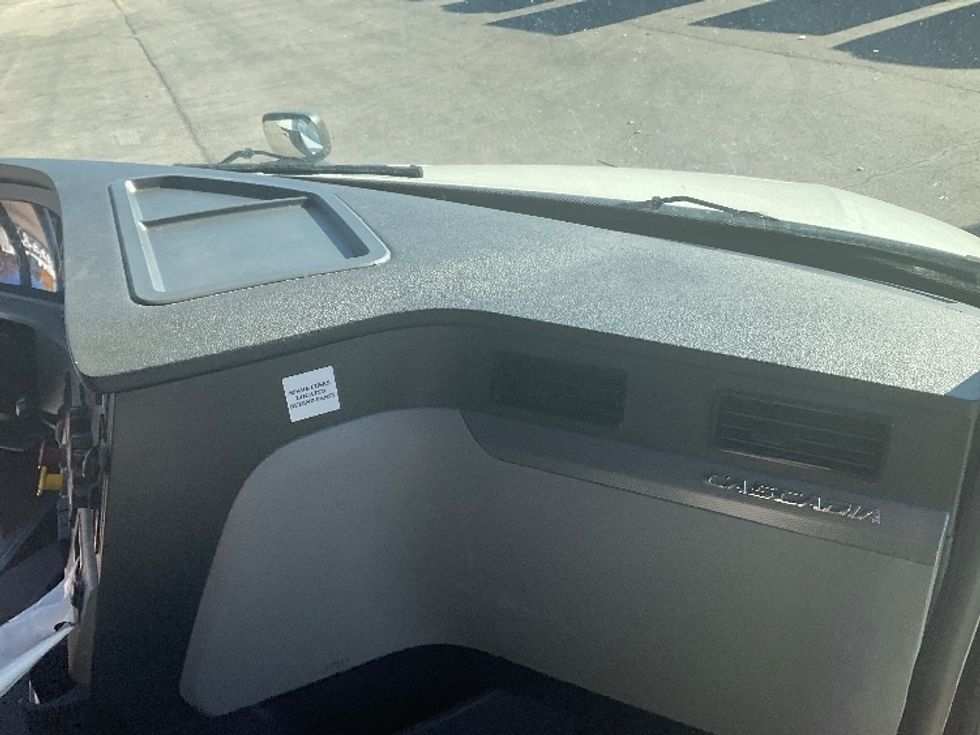 Sleeper Tractor-Heavy Duty Tractors-Freightliner-2022-T12664ST-Romulus-MI-520,903\n\t\tmiles-$ 65,750 - Image 14