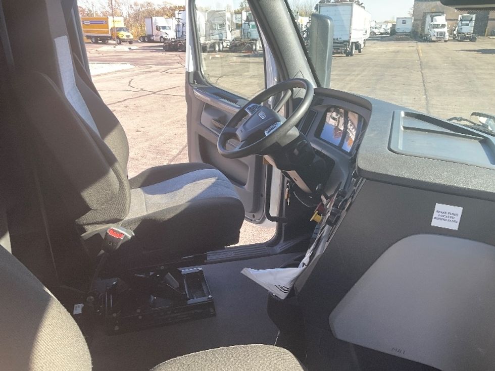 Sleeper Tractor-Heavy Duty Tractors-Freightliner-2022-T12664ST-Romulus-MI-520,903\n\t\tmiles-$ 65,750 - Image 15