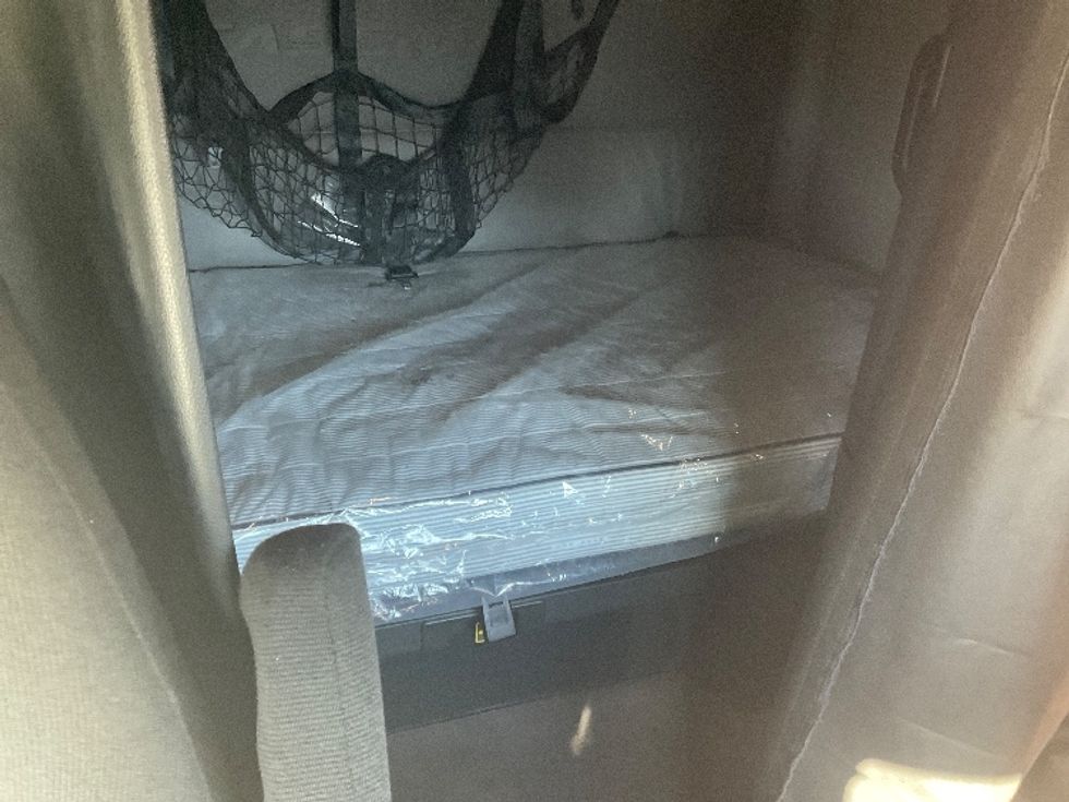 Sleeper Tractor-Heavy Duty Tractors-Freightliner-2022-T12664ST-Romulus-MI-520,903\n\t\tmiles-$ 65,750 - Image 16