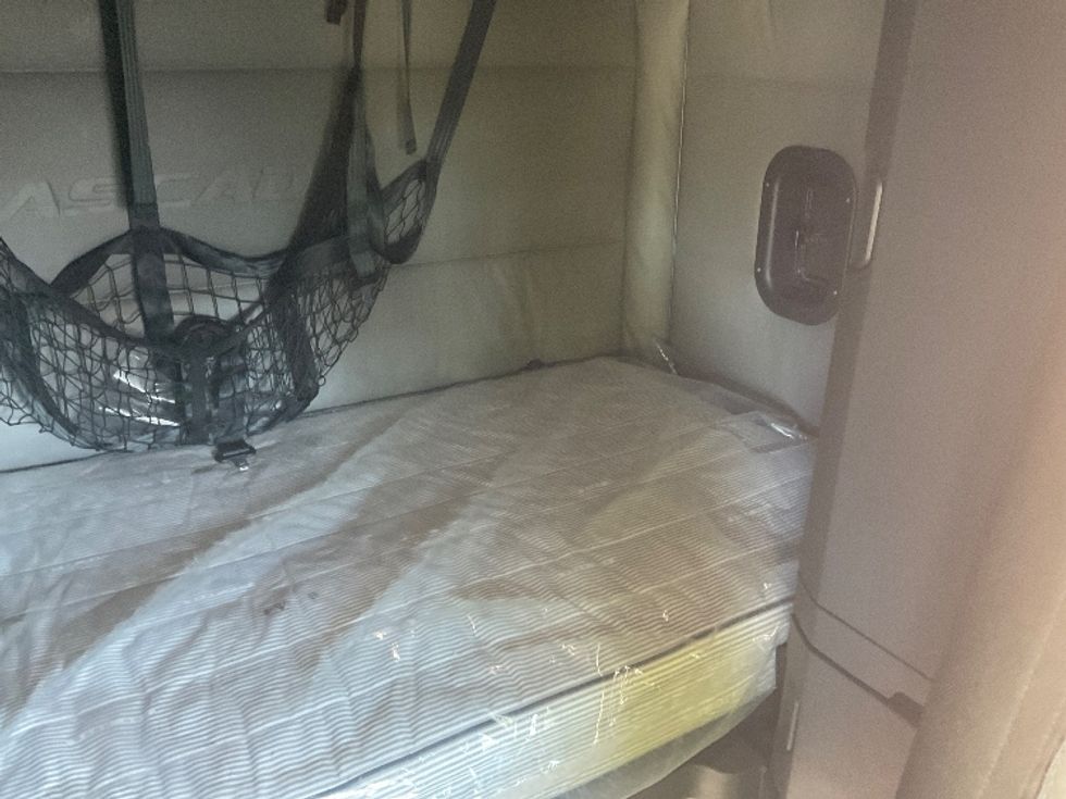 Sleeper Tractor-Heavy Duty Tractors-Freightliner-2022-T12664ST-Romulus-MI-520,903\n\t\tmiles-$ 65,750 - Image 17