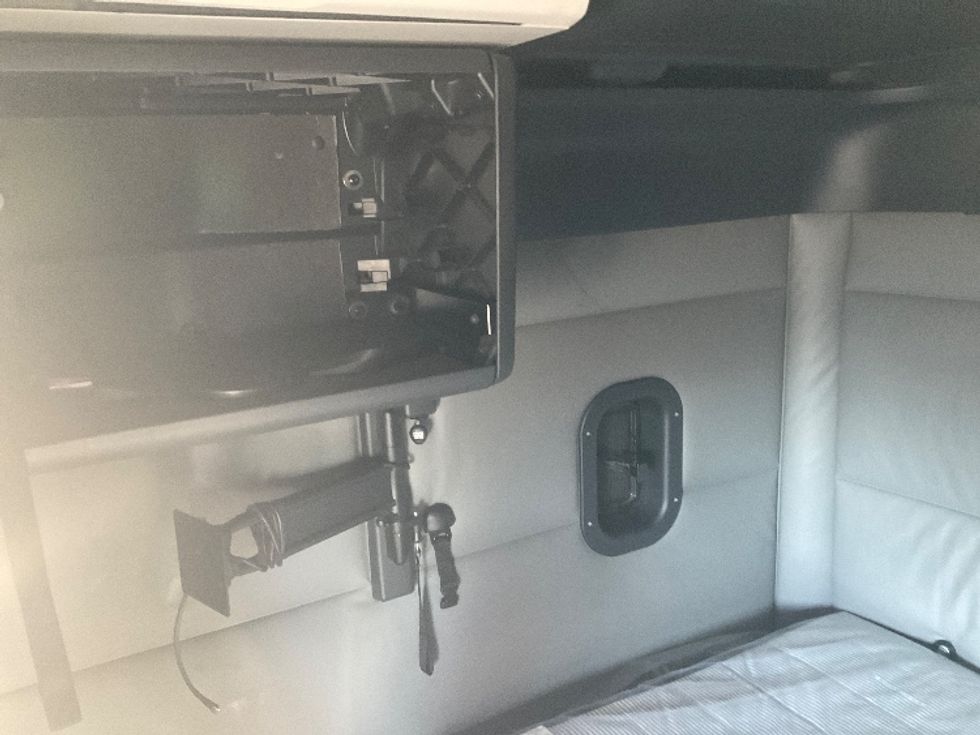 Sleeper Tractor-Heavy Duty Tractors-Freightliner-2022-T12664ST-Romulus-MI-520,903\n\t\tmiles-$ 65,750 - Image 18