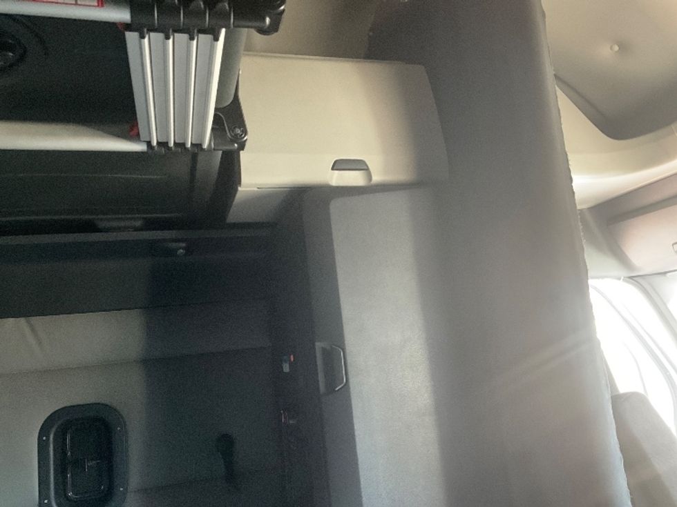 Sleeper Tractor-Heavy Duty Tractors-Freightliner-2022-T12664ST-Romulus-MI-520,903\n\t\tmiles-$ 65,750 - Image 19