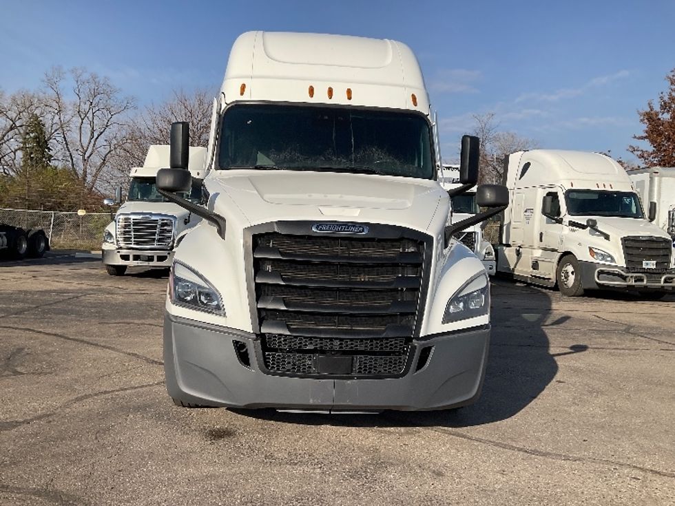 Sleeper Tractor-Heavy Duty Tractors-Freightliner-2022-T12664ST-Romulus-MI-520,903\n\t\tmiles-$ 65,750 - Image 2