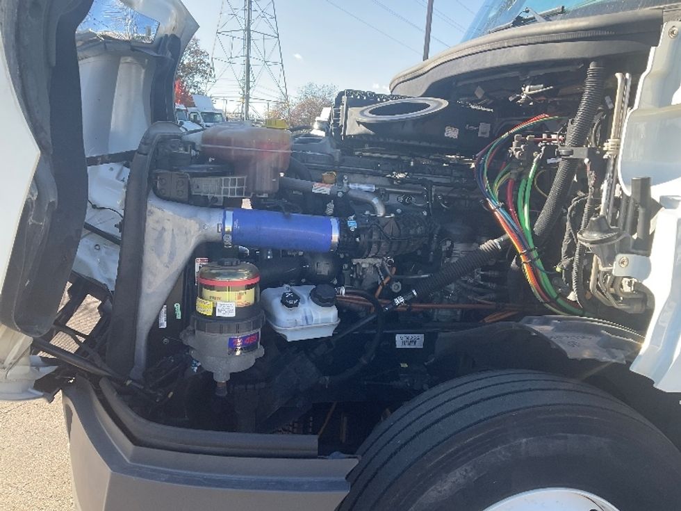 Sleeper Tractor-Heavy Duty Tractors-Freightliner-2022-T12664ST-Romulus-MI-520,903\n\t\tmiles-$ 65,750 - Image 21