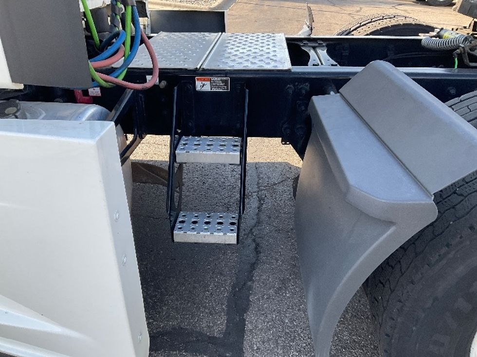 Sleeper Tractor-Heavy Duty Tractors-Freightliner-2022-T12664ST-Romulus-MI-520,903\n\t\tmiles-$ 65,750 - Image 22