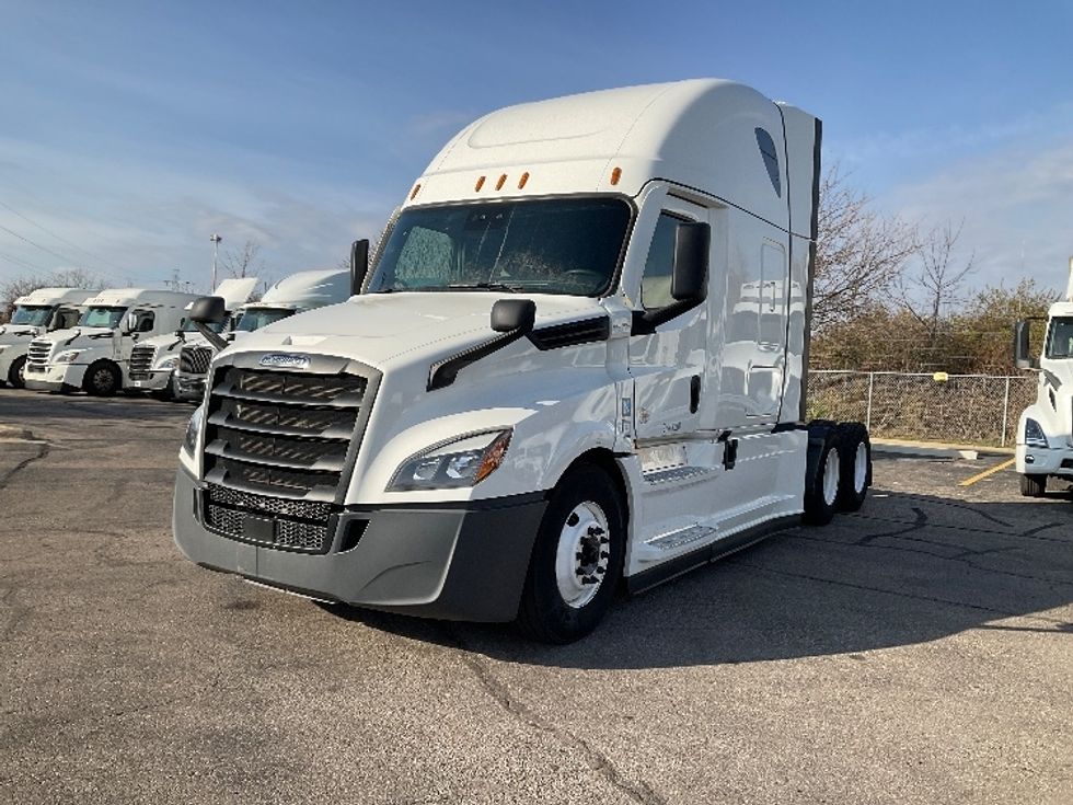 Sleeper Tractor-Heavy Duty Tractors-Freightliner-2022-T12664ST-Romulus-MI-520,903\n\t\tmiles-$ 65,750 - Image 3