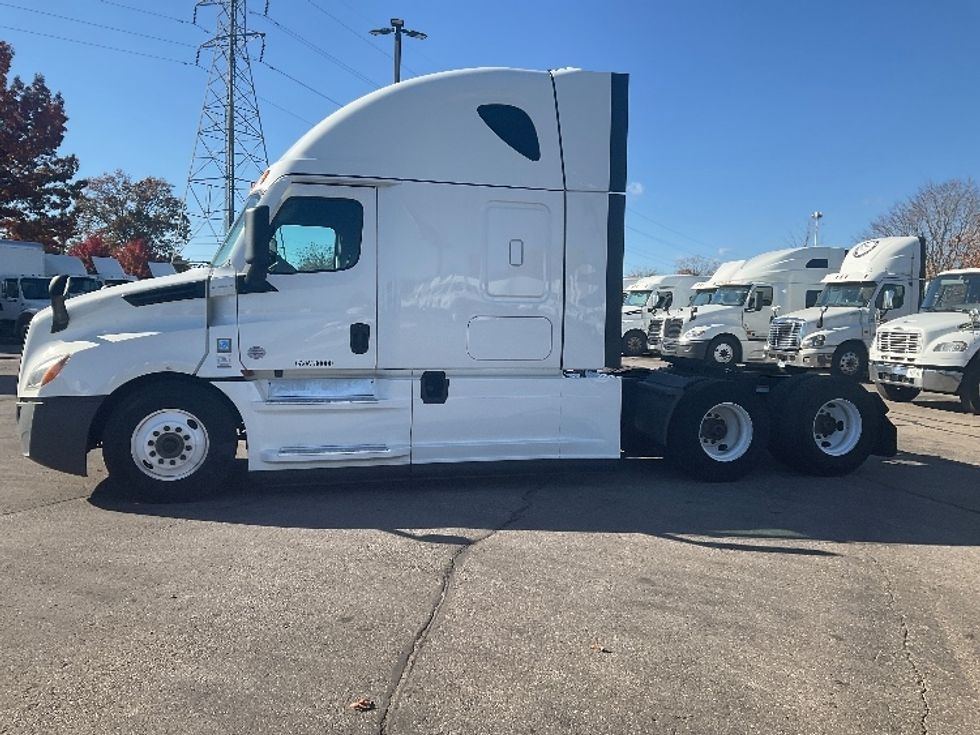 Sleeper Tractor-Heavy Duty Tractors-Freightliner-2022-T12664ST-Romulus-MI-520,903\n\t\tmiles-$ 65,750 - Image 4