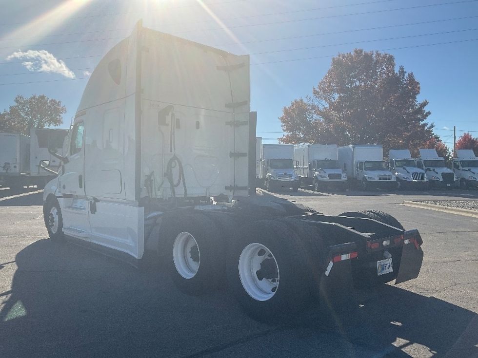 Sleeper Tractor-Heavy Duty Tractors-Freightliner-2022-T12664ST-Romulus-MI-520,903\n\t\tmiles-$ 65,750 - Image 5