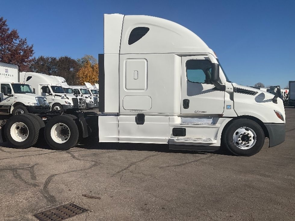 Sleeper Tractor-Heavy Duty Tractors-Freightliner-2022-T12664ST-Romulus-MI-520,903\n\t\tmiles-$ 65,750 - Image 8