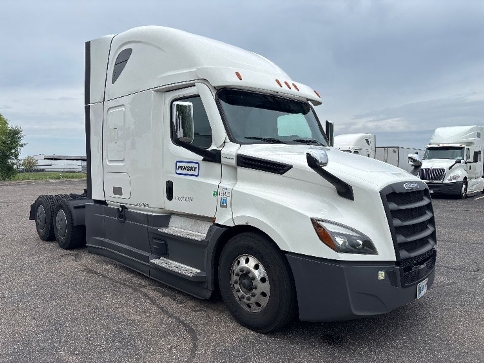 Sleeper Tractor-Heavy Duty Tractors-Freightliner-2022-T12664ST-Roseville-MN-450,745\n\t\tmiles-$ 75,250 - Image 1