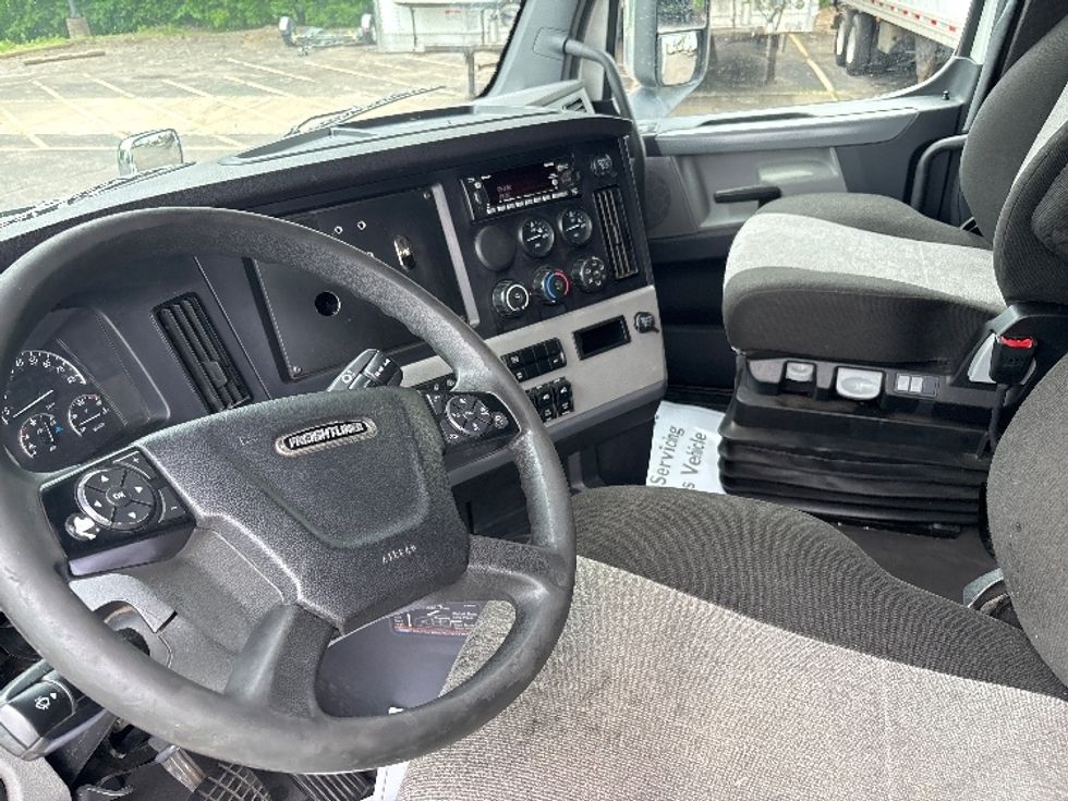 Sleeper Tractor-Heavy Duty Tractors-Freightliner-2022-T12664ST-Roseville-MN-450,745\n\t\tmiles-$ 75,250 - Image 10