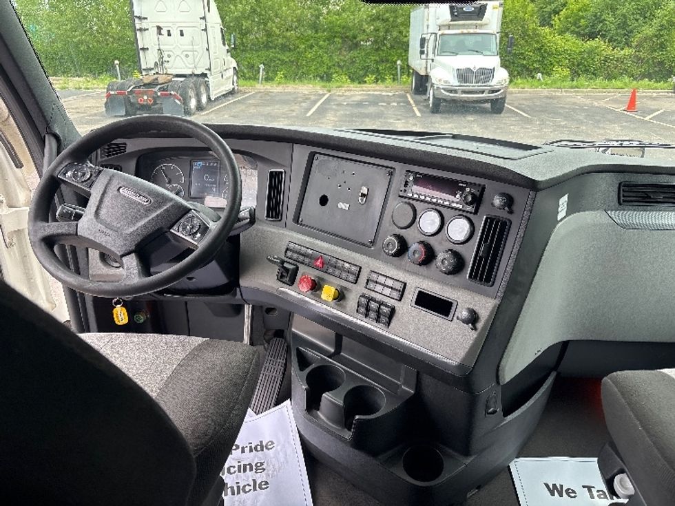 Sleeper Tractor-Heavy Duty Tractors-Freightliner-2022-T12664ST-Roseville-MN-450,745\n\t\tmiles-$ 75,250 - Image 12
