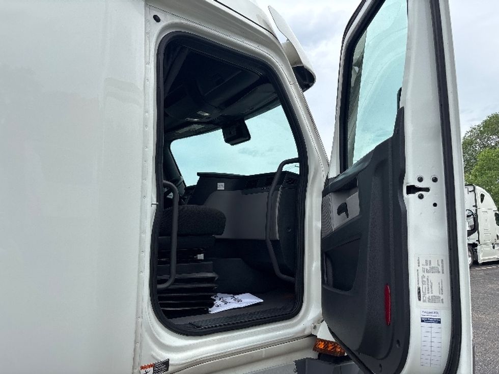 Sleeper Tractor-Heavy Duty Tractors-Freightliner-2022-T12664ST-Roseville-MN-450,745\n\t\tmiles-$ 75,250 - Image 13