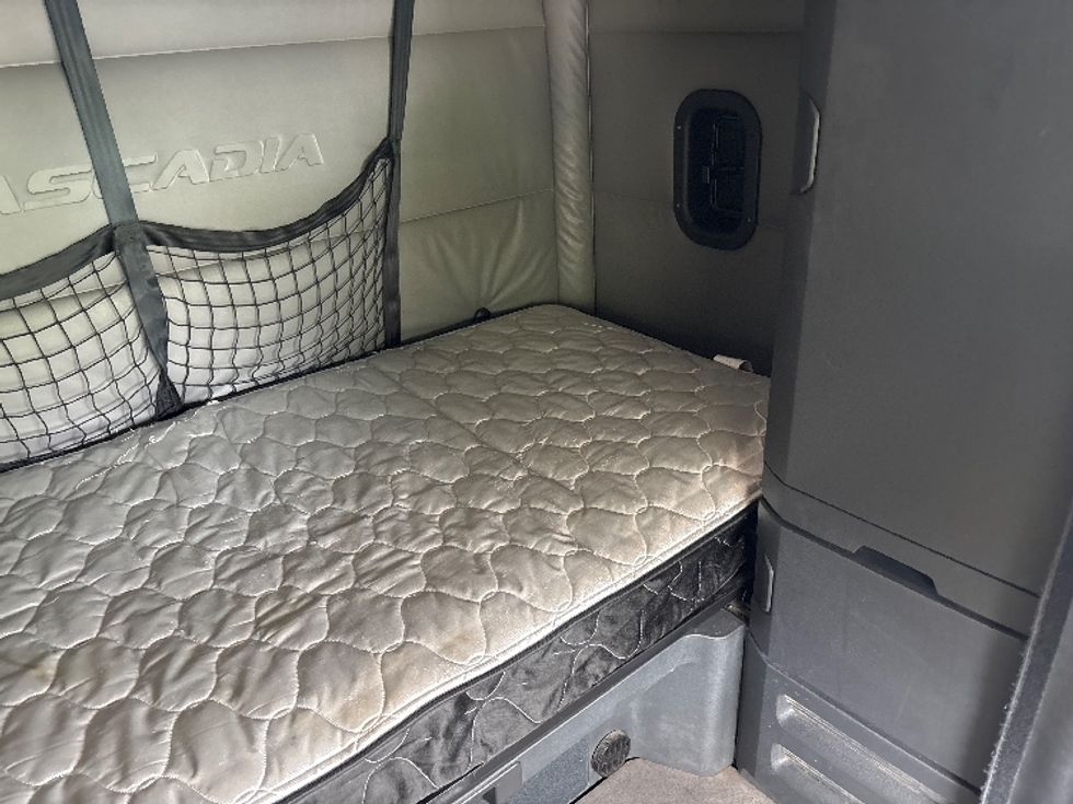 Sleeper Tractor-Heavy Duty Tractors-Freightliner-2022-T12664ST-Roseville-MN-450,745\n\t\tmiles-$ 75,250 - Image 17