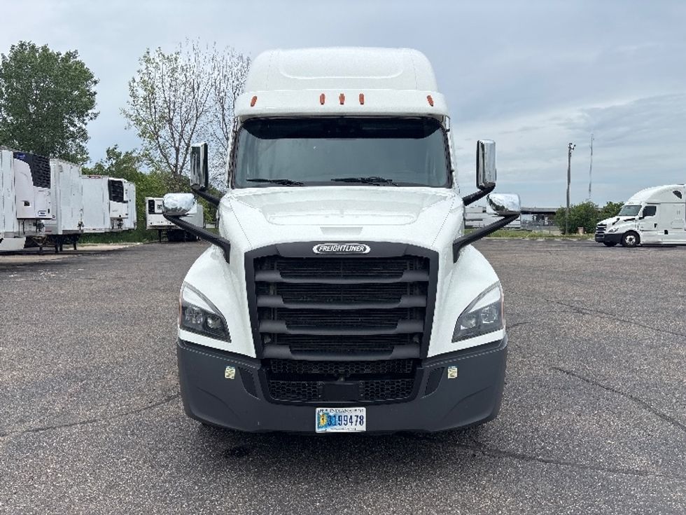 Sleeper Tractor-Heavy Duty Tractors-Freightliner-2022-T12664ST-Roseville-MN-450,745\n\t\tmiles-$ 75,250 - Image 2
