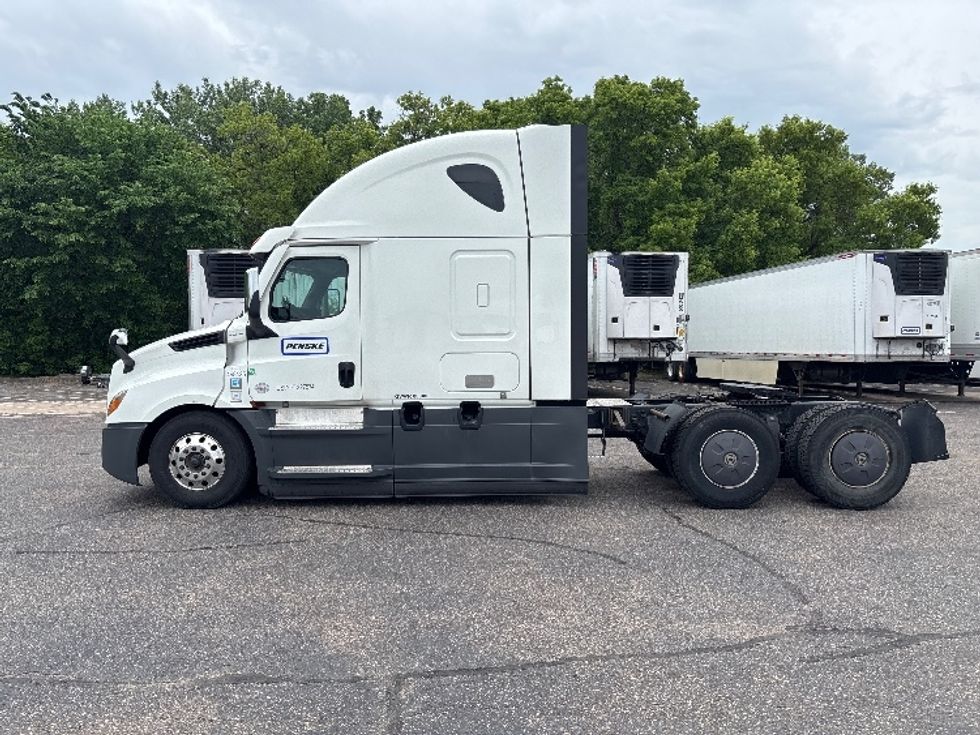 Sleeper Tractor-Heavy Duty Tractors-Freightliner-2022-T12664ST-Roseville-MN-450,745\n\t\tmiles-$ 75,250 - Image 4
