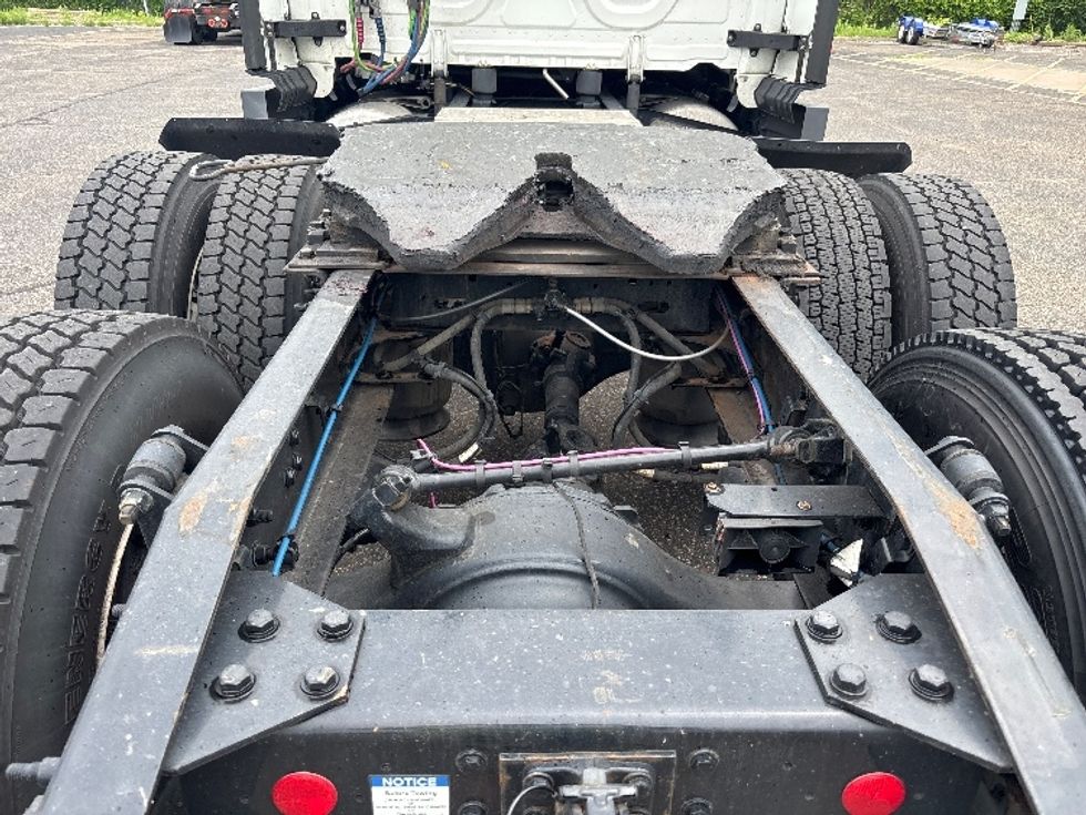 Sleeper Tractor-Heavy Duty Tractors-Freightliner-2022-T12664ST-Roseville-MN-450,745\n\t\tmiles-$ 75,250 - Image 6