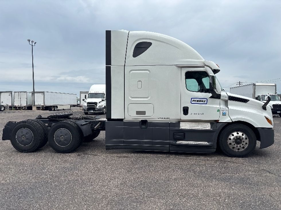 Sleeper Tractor-Heavy Duty Tractors-Freightliner-2022-T12664ST-Roseville-MN-450,745\n\t\tmiles-$ 75,250 - Image 8