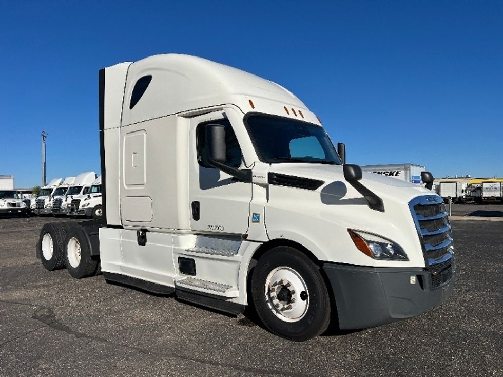 Sleeper Tractor-Heavy Duty Tractors-Freightliner-2022-T12664ST-Roseville-MN-518,032\n\t\tmiles-$ 66,000 - Image 1