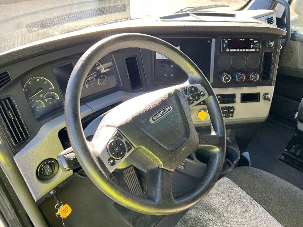 Sleeper Tractor-Heavy Duty Tractors-Freightliner-2022-T12664ST-Roseville-MN-518,032\n\t\tmiles-$ 66,000 - Image 10