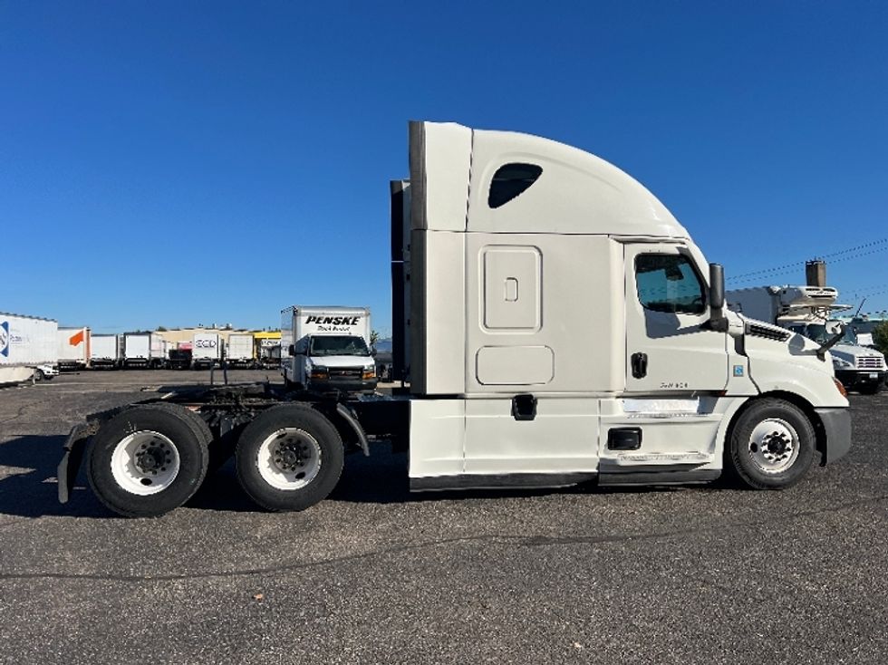 Sleeper Tractor-Heavy Duty Tractors-Freightliner-2022-T12664ST-Roseville-MN-518,032\n\t\tmiles-$ 66,000 - Image 11
