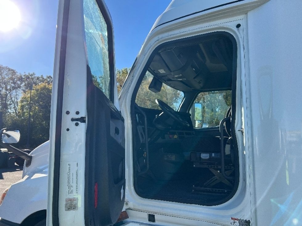 Sleeper Tractor-Heavy Duty Tractors-Freightliner-2022-T12664ST-Roseville-MN-518,032\n\t\tmiles-$ 66,000 - Image 12