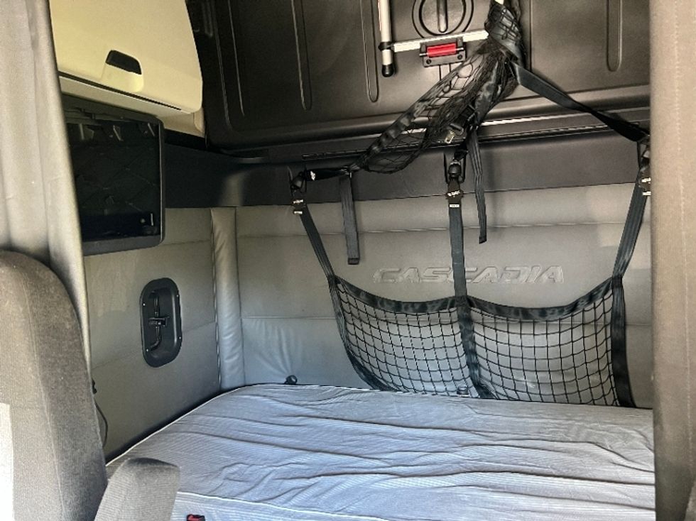 Sleeper Tractor-Heavy Duty Tractors-Freightliner-2022-T12664ST-Roseville-MN-518,032\n\t\tmiles-$ 66,000 - Image 13