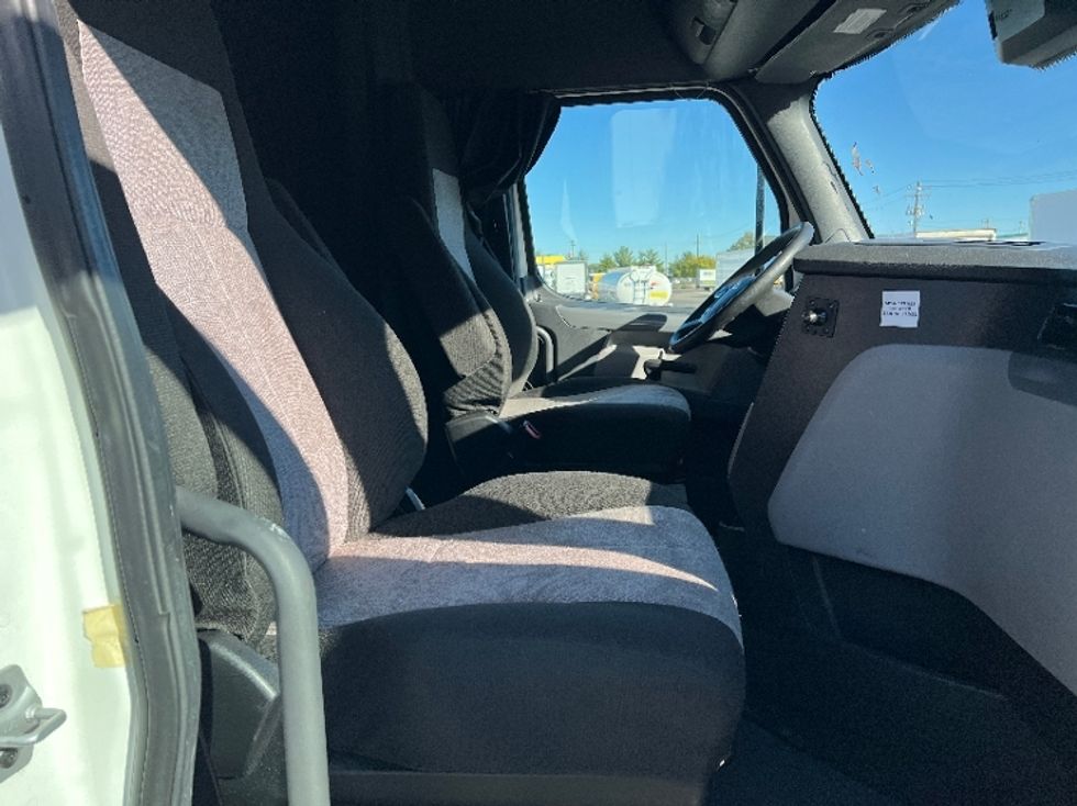 Sleeper Tractor-Heavy Duty Tractors-Freightliner-2022-T12664ST-Roseville-MN-518,032\n\t\tmiles-$ 66,000 - Image 17