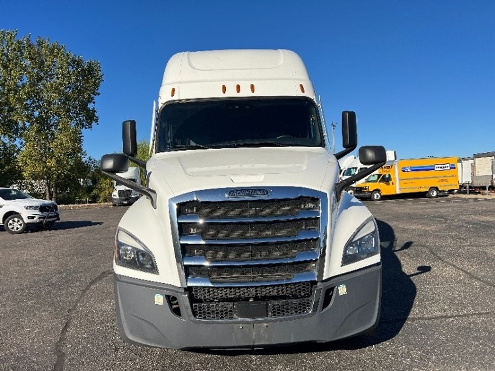 2022 Freightliner Cascadia 126" Sleeper Cab photo 2