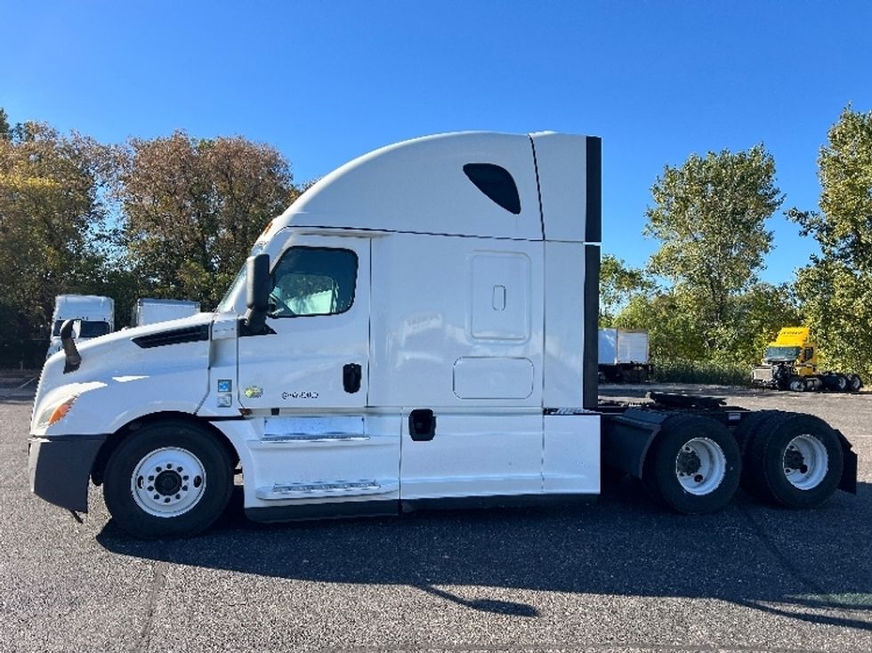 2022 Freightliner Cascadia 126" Sleeper Cab photo 4