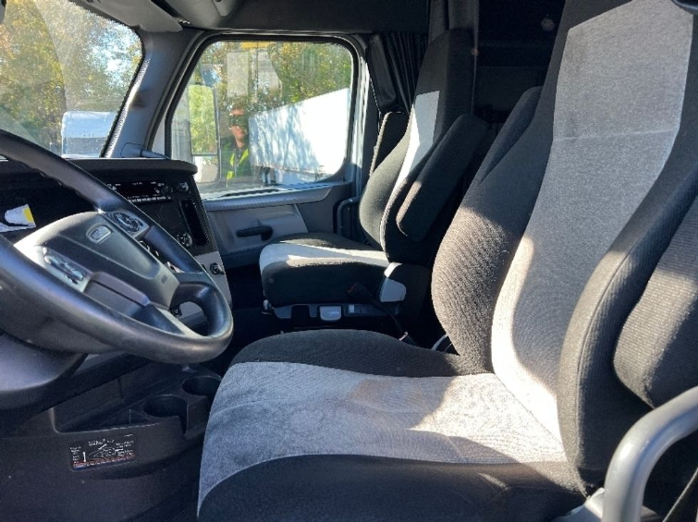 Sleeper Tractor-Heavy Duty Tractors-Freightliner-2022-T12664ST-Roseville-MN-518,032\n\t\tmiles-$ 66,000 - Image 9
